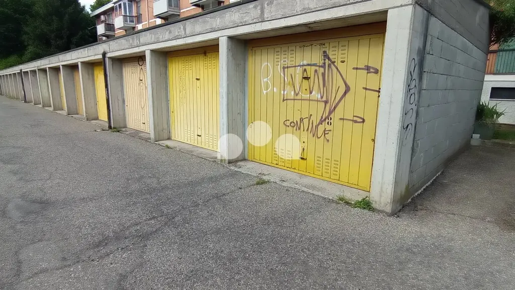 Exterior - Three-Bedroom Apartment with Balcony in Lodi