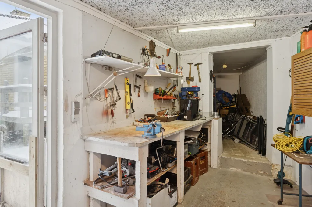 Garage - Well-Maintained Villa with Garden in Herlev