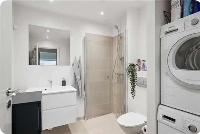 Bathrooms - Spacious 2-Bedroom Apartment in Central Bagsværd