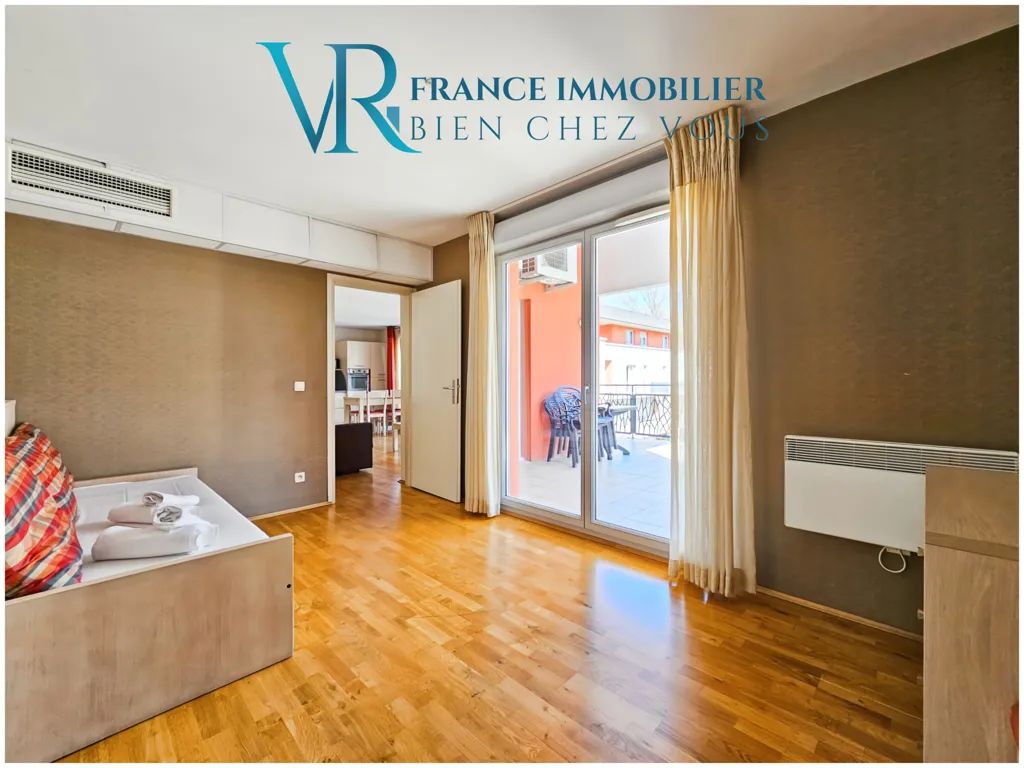 Chambres - Duplex Meublé avec Terrasse et Parking à Proximité du Lac