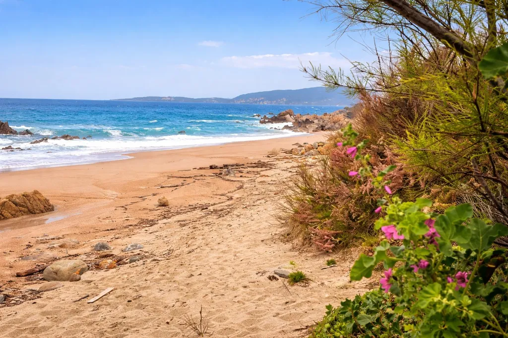 Villa Flat with Garden, 30m from Beach, Abbartello
