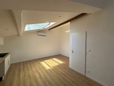 Pièces - Appartement Rénové avec Bureau à Paris