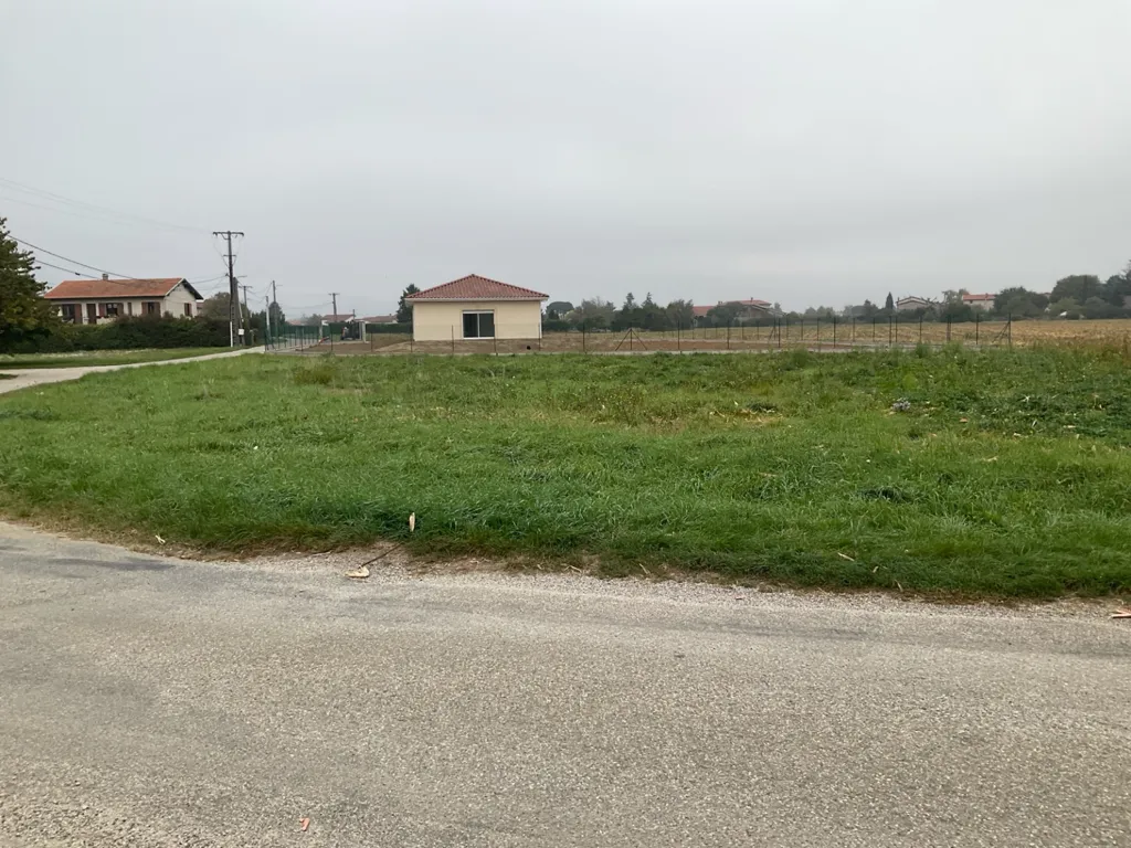 Aed - Constructible Land with Good Access in Sablons