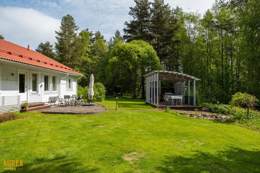 Giardino - Modernised Detached House with Garden in Ii
