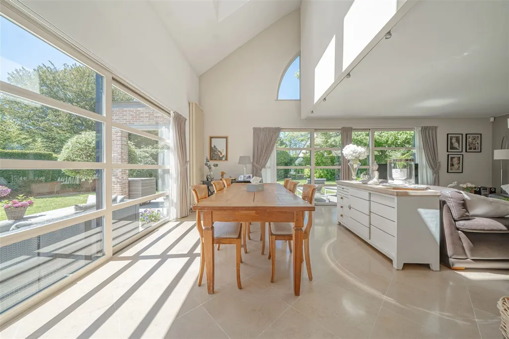 Recent Villa with Pool in Waterloo
