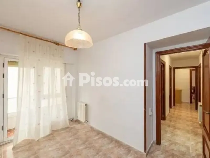 Ingresso - Classically Styled Flat with Balcony in Traditional Centre