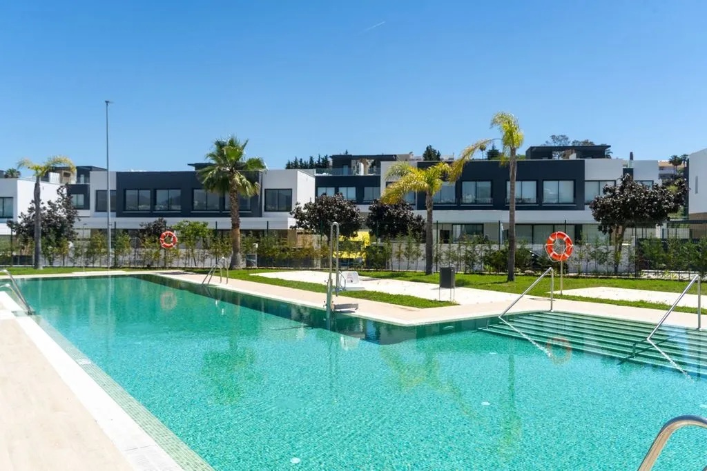 Piscina - Contemporary Villa with Pool in Serene Atalaya