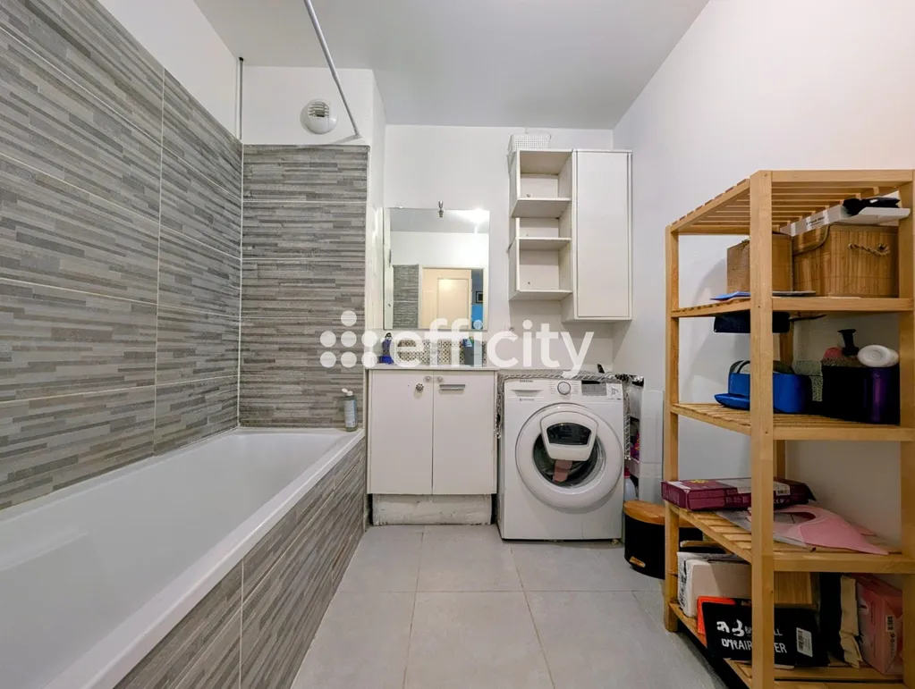 Bathrooms - Modern Flat with Balcony in Epinay-sur-Seine