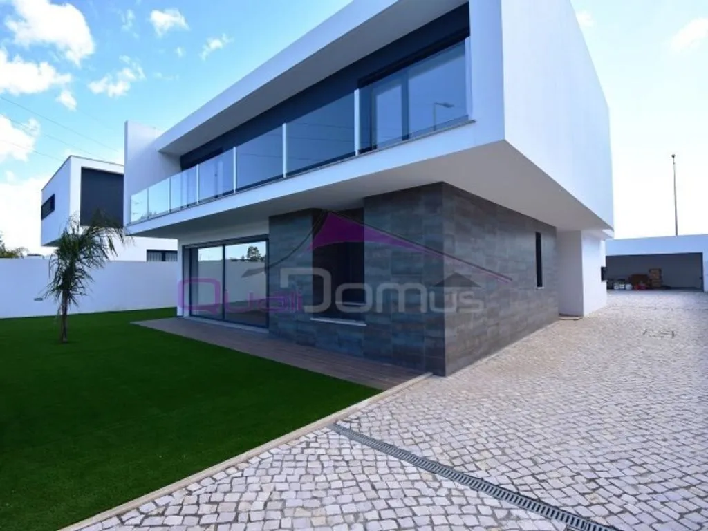 Exterior - Modern Villa with Pool in Entroncamento