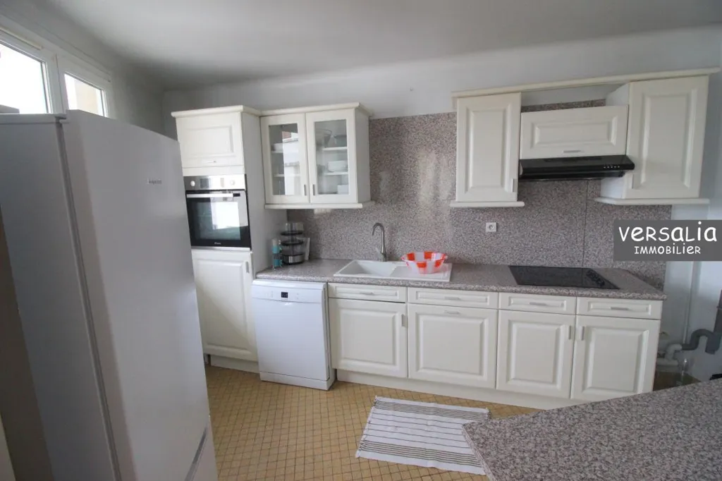 Cucina - 3-Bed Flat with Balcony in Leclerc Avenue
