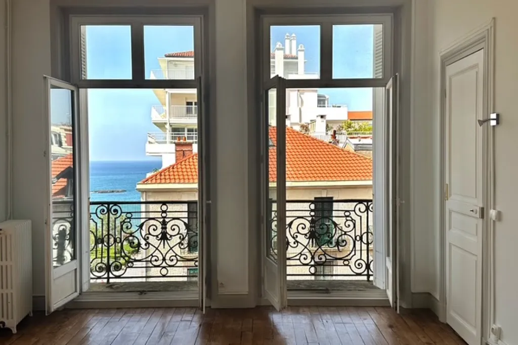 Rõdu - Bourgeois Flat with Balconies in Biarritz Centre