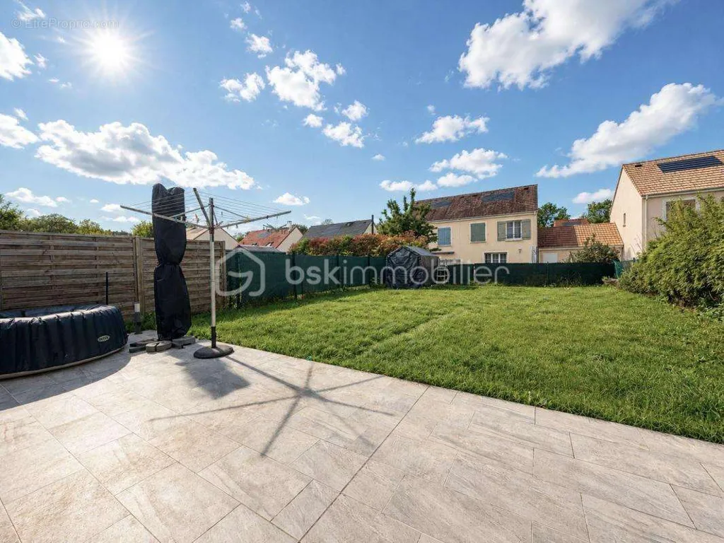 Jardin - Maison Récemment Construite avec Garage à Fontenay le Vicomte