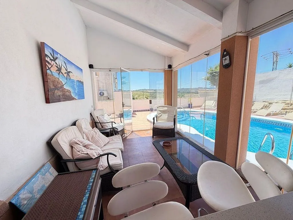 Piscine - House with Pool and Garden in Orihuela