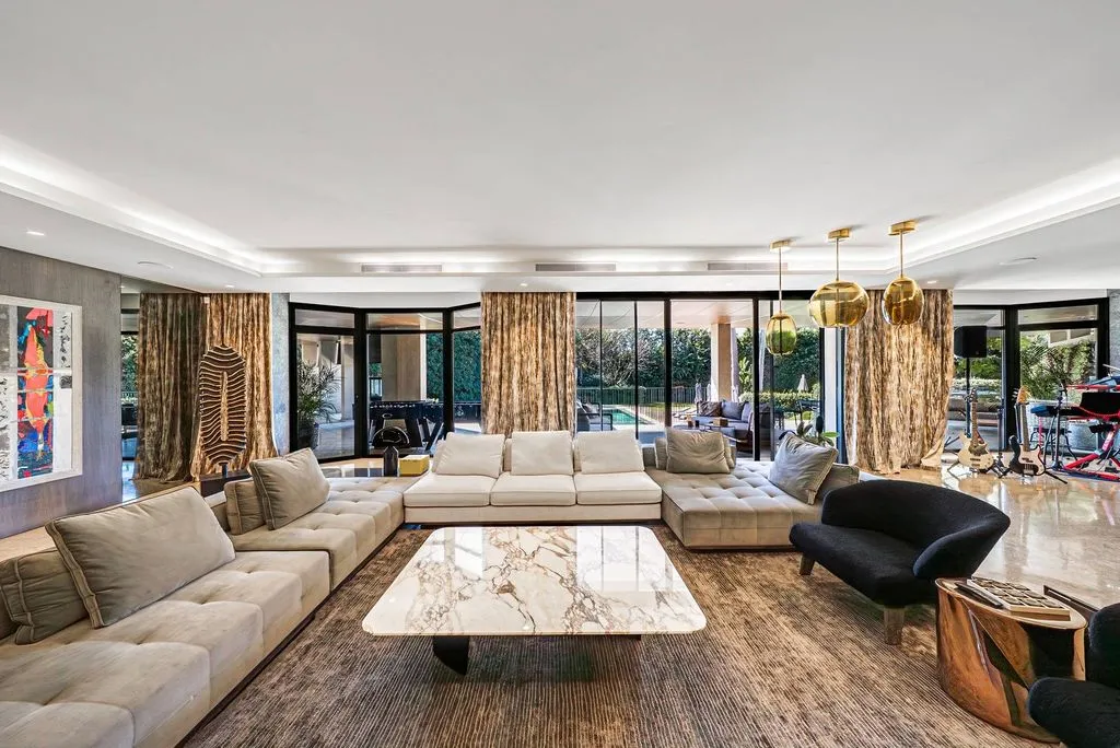 Living Room - 10-Bedroom Chalet with Pool in Guadalmina Baja