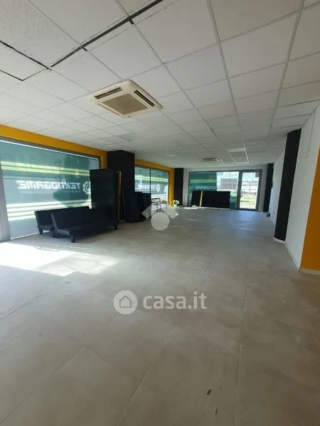 Pièces - Commercial Unit with Two Entrances in Avezzano