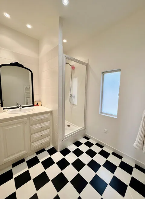Bathrooms - Haussmannian Flat with Private Garden in City Centre