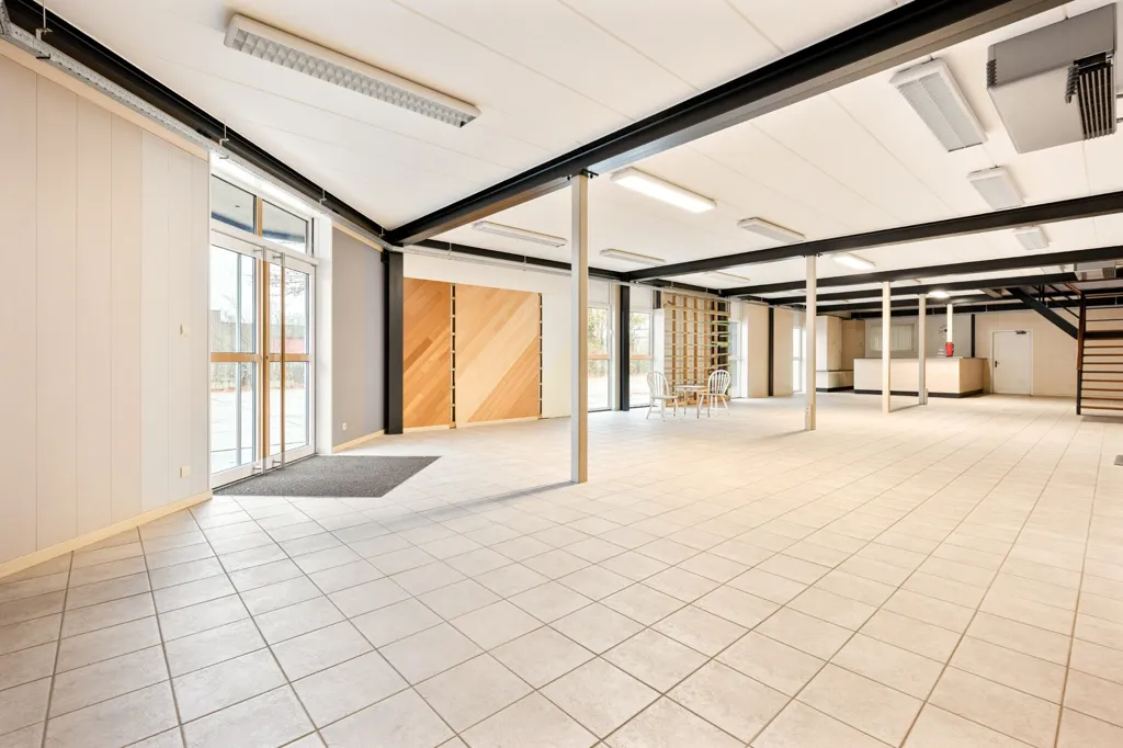Pièces - Bâtiment Multifonctionnel Rénové à Retie