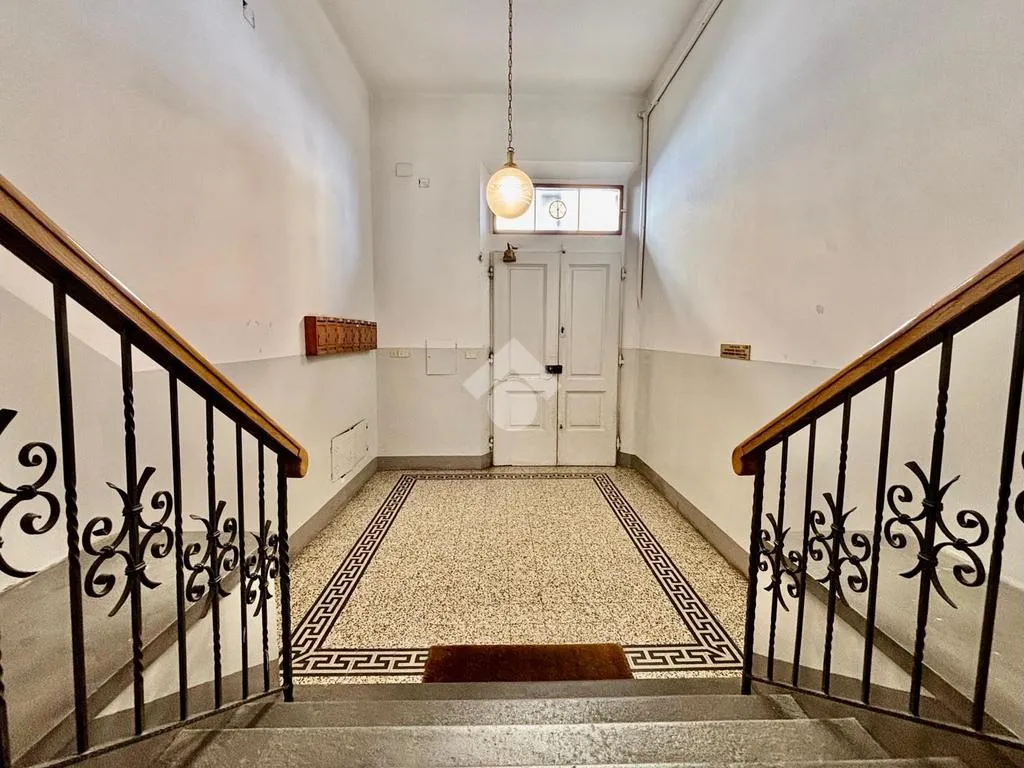 Entrée - 1930s Apartment with Balcony in Florence
