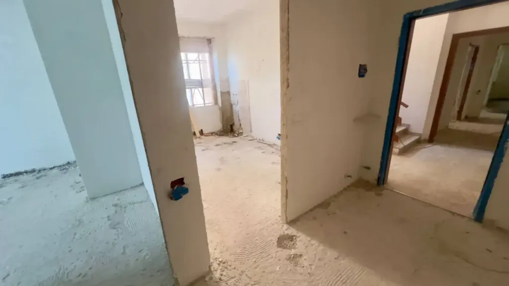 Esik - Rearranged Apartment with Balcony in Fabriano