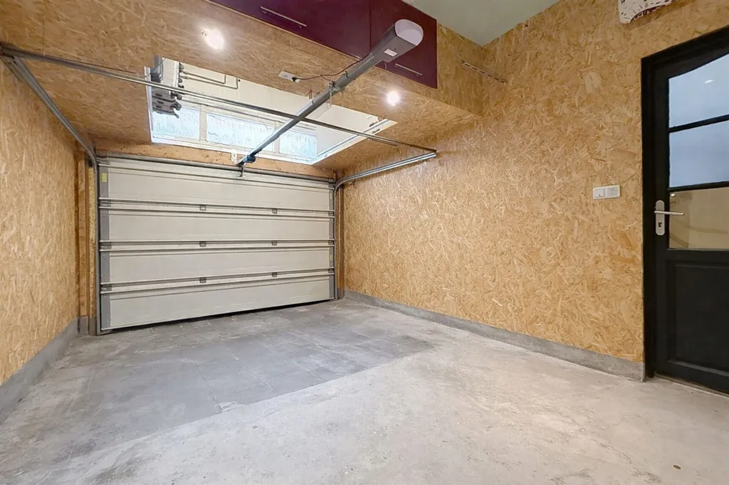 Garaaž - House with Garage and Garden in Mouscron