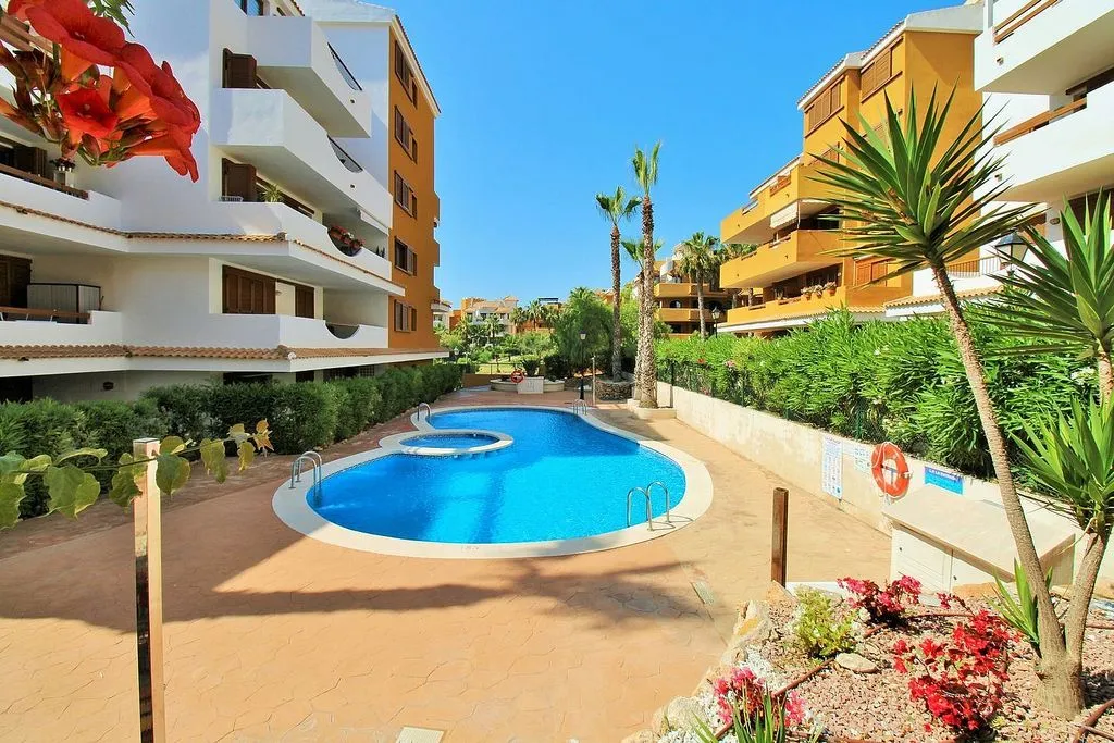 Piscina - Modern Apartment with Pool in Punta Prima