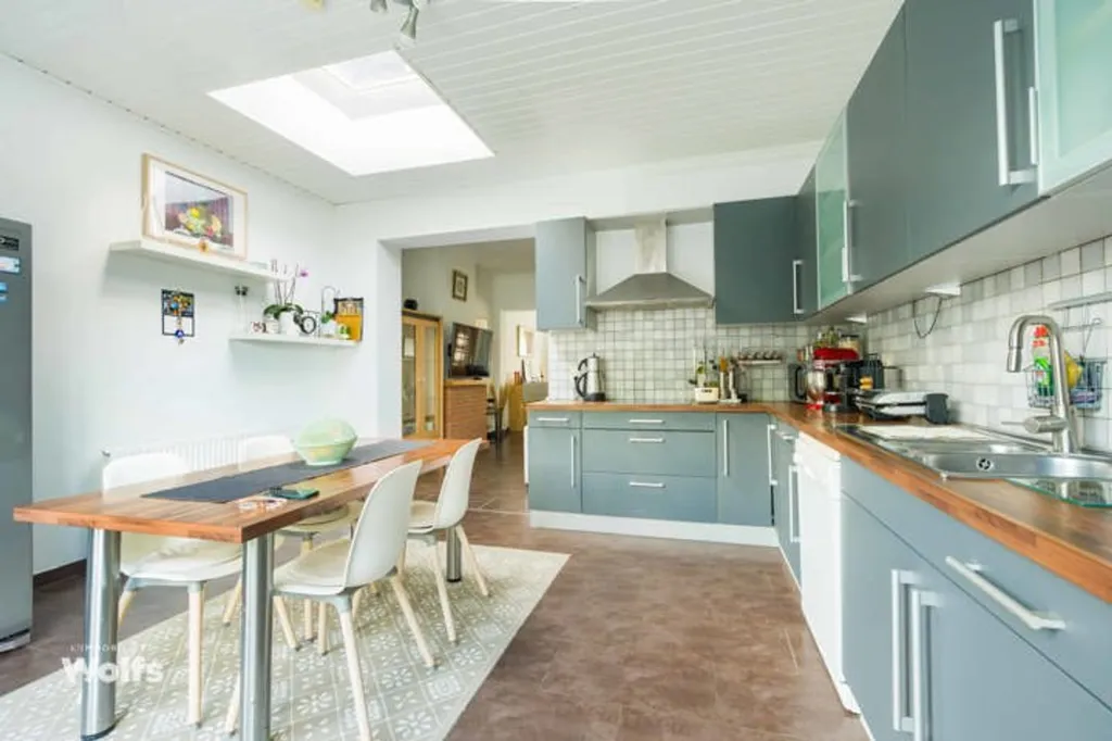 Köök - Three-Bedroom House with Garden in Saint-Nicolas
