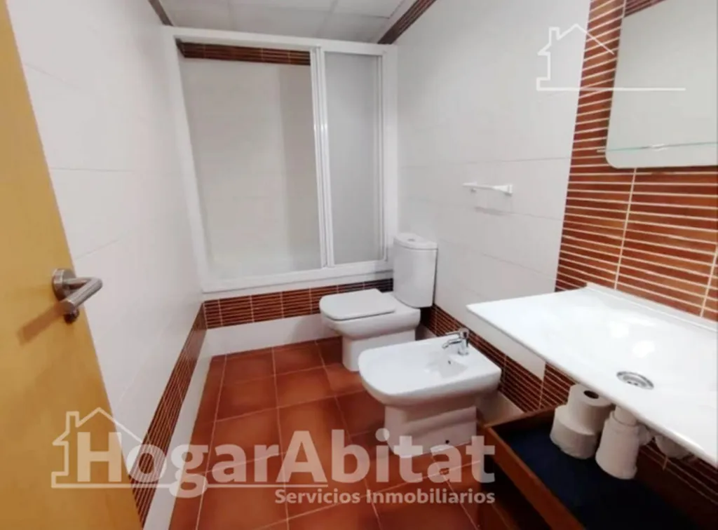 Vannitoad - Semi-New Apartment with Patio in Almazora