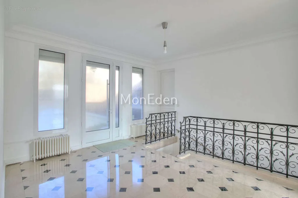 Esik - Villa with Eiffel View in St Cloud