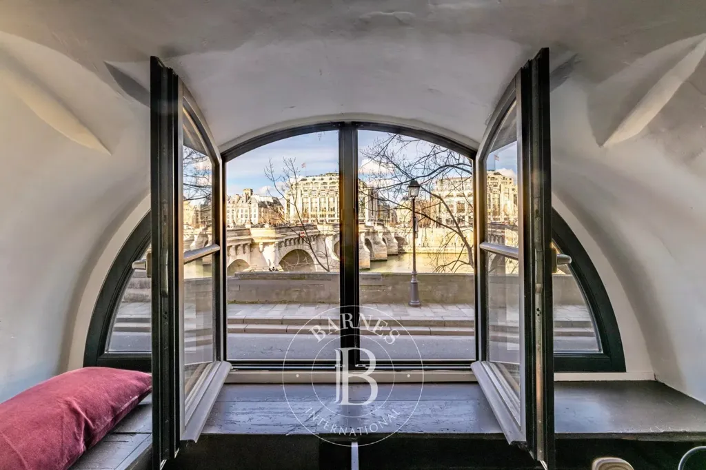 Rõdu - Duplex Apartment with Seine View in Paris 1st