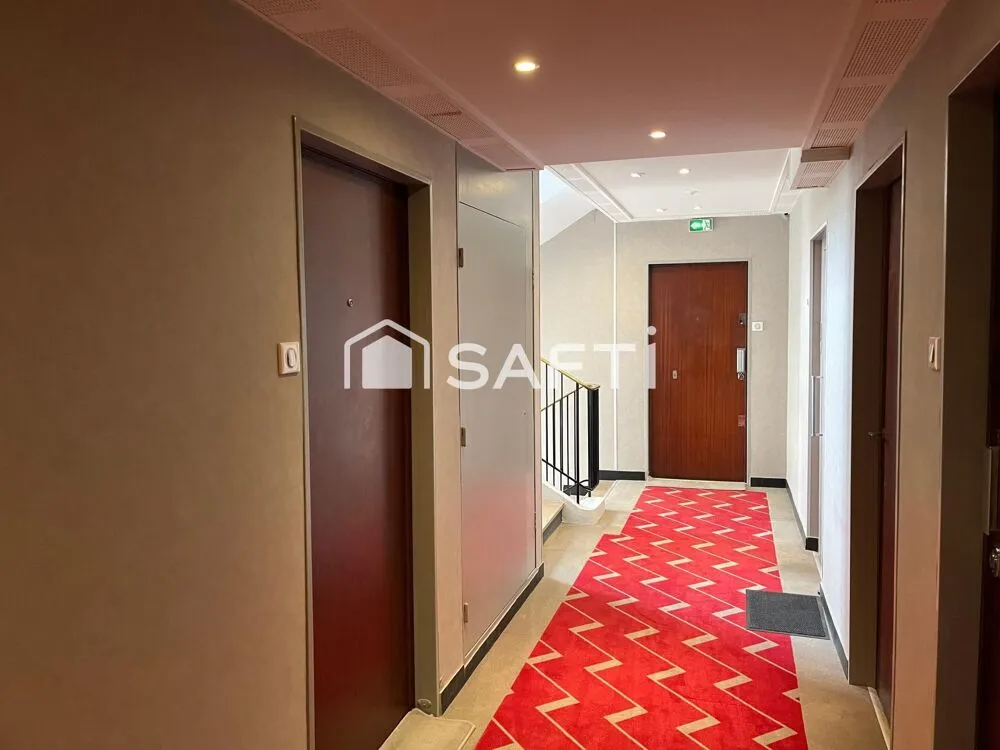 Hallway - Studio with Balcony in Paris 7th Arrondissement