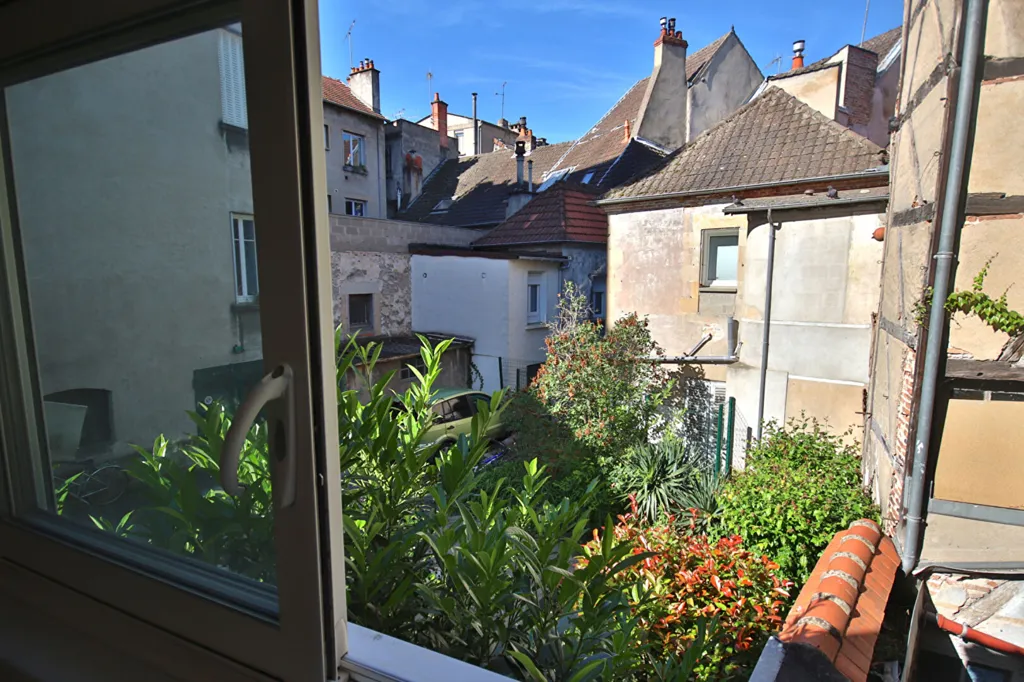 Balcony - Renovated 2-Bed Flat in Moulins Centre