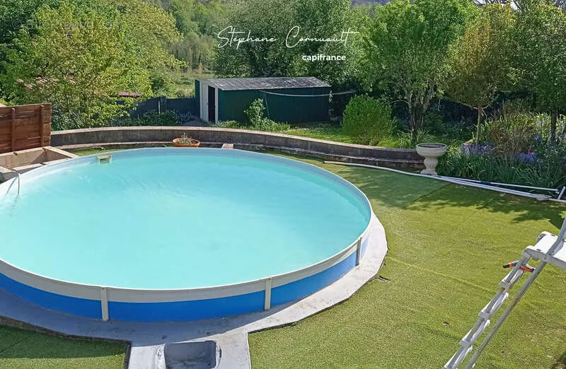 Vue aérienne - Ensemble de Maisons avec Piscine dans un Hameau Paisible