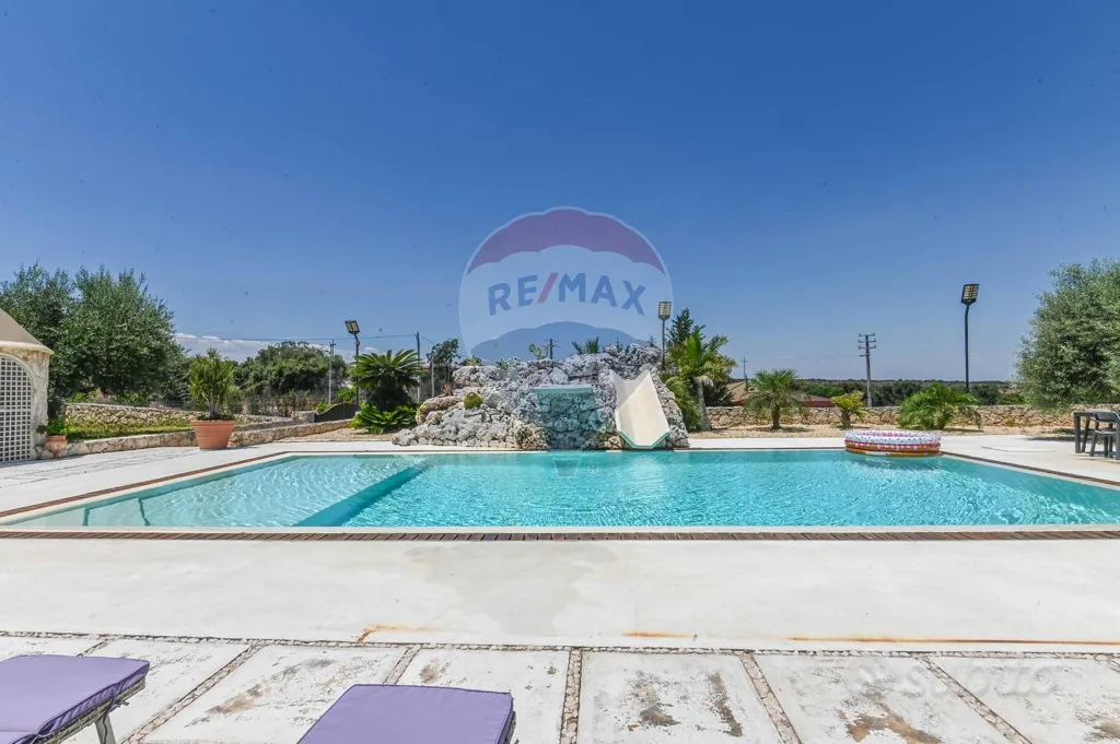 Piscine - Modern Villa with Pool in Villasmundo