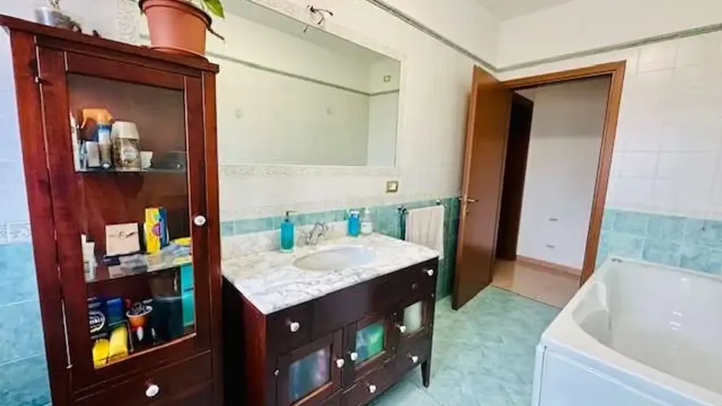 Salles de bain - Two-Level Apartment with Terrace in Medolla