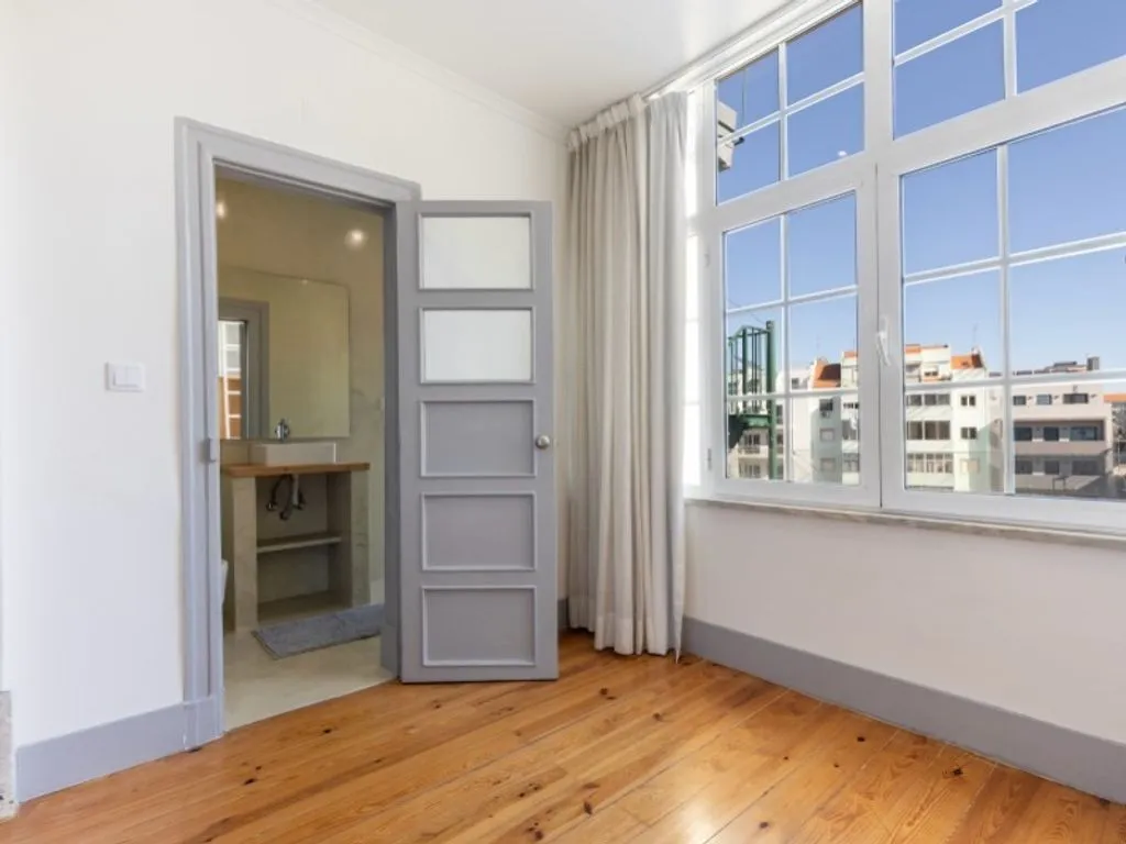 Pièces - 3-Bedroom Flat with Metro Access in Entrecampos