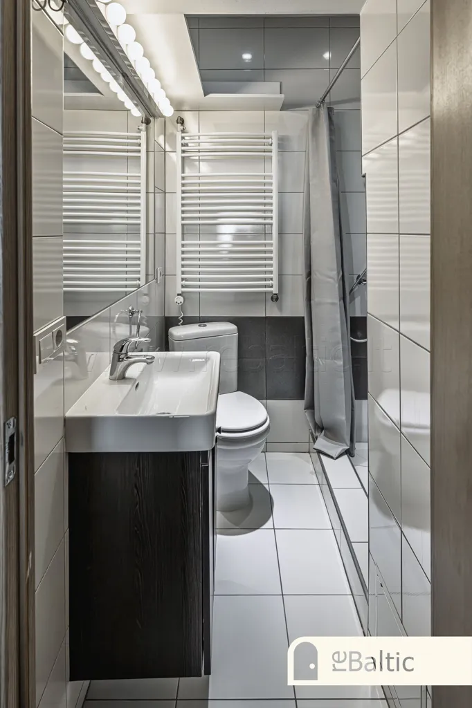 Salles de bain - Two-Bedroom Apartment with Balcony in Old Town