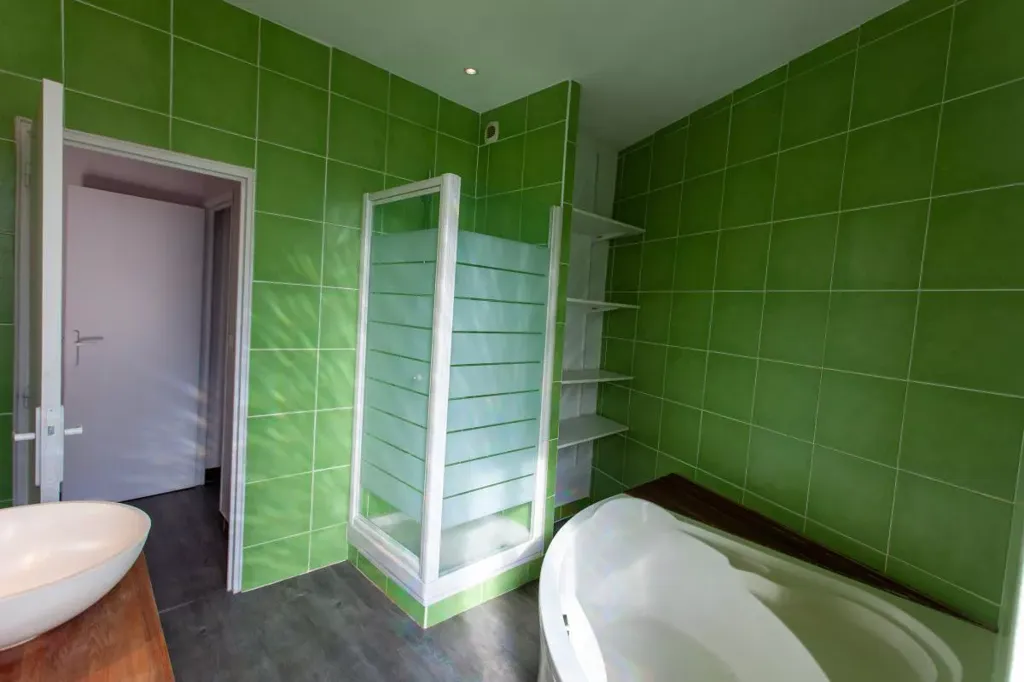 Bathrooms - Duplex Apartment with Central Location in Rochefort