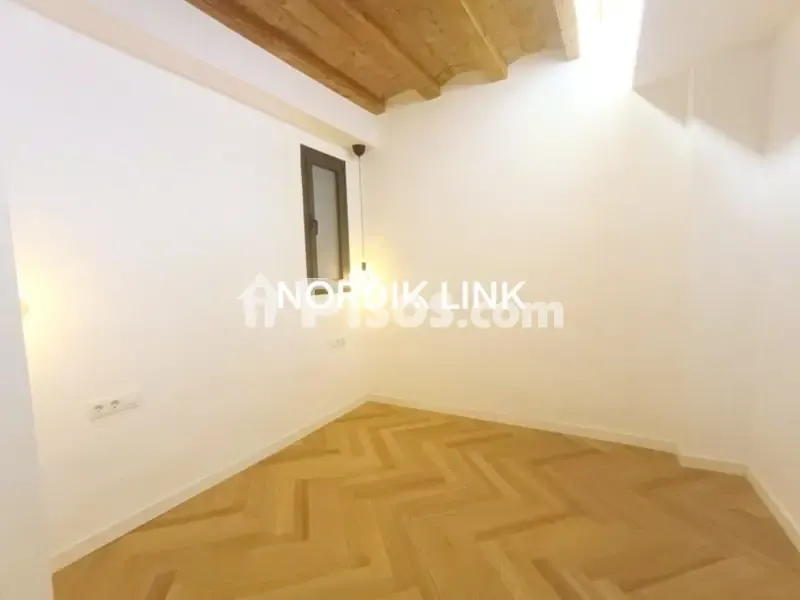 Toad - Modernised Flat with Balcony in Raval