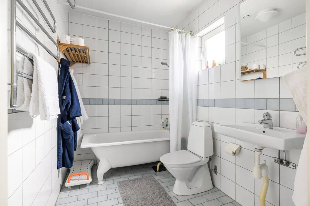 Vannitoad - 1½-Storey Villa with Spa in Eskilstuna