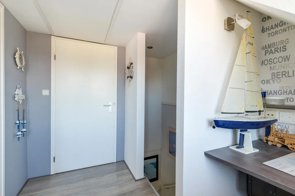 Entrée - Corner House with Overhang in Hoorn