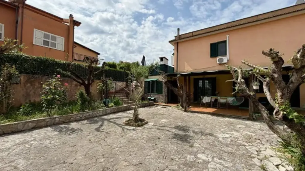 Garden - Bifamiliar Villa with Private Garden in Rome