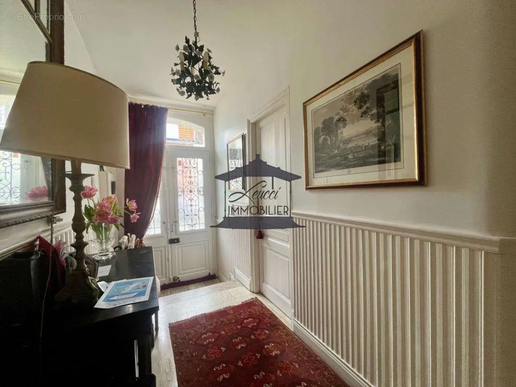 Esik - Malouine Villa with Garden near Turenne