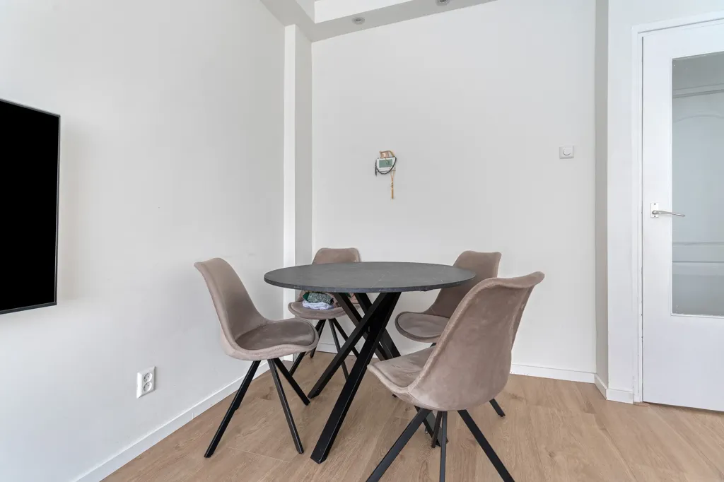 Salle à manger - Four-Bedroom Apartment with Balconies in Rotterdam