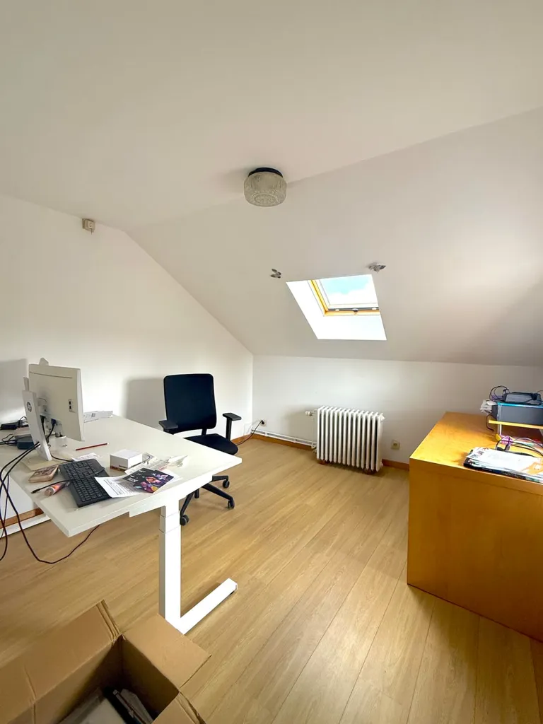 Kabinet - Mixed-Use Building with Garden in Lincent