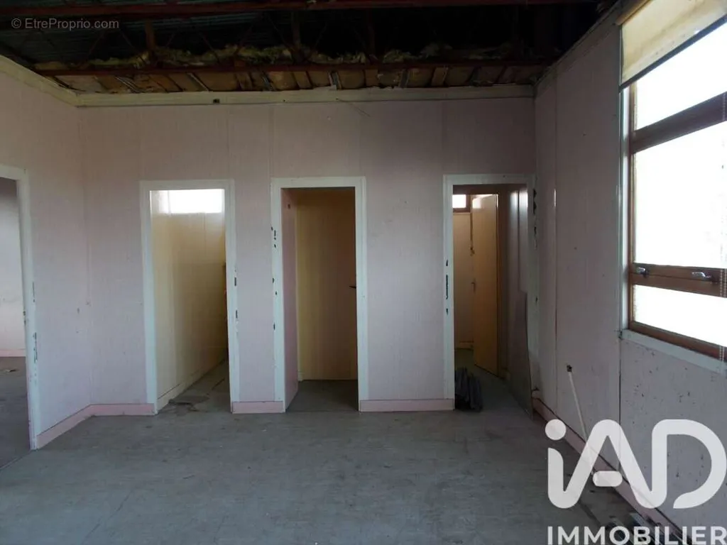Toad - Commercial Space with Parking in Montceau-Les-Mines