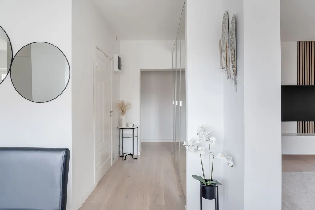 Entrée - Renovated 3-Bedroom with Balcony in Southeast