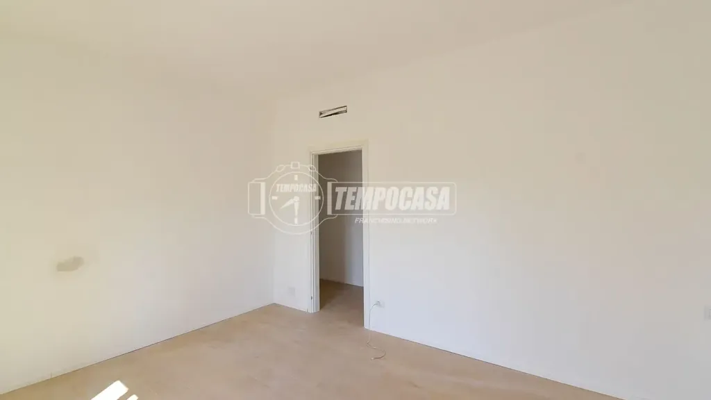 Pièces - Rear-Facing Apartment with Balcony in Cantù