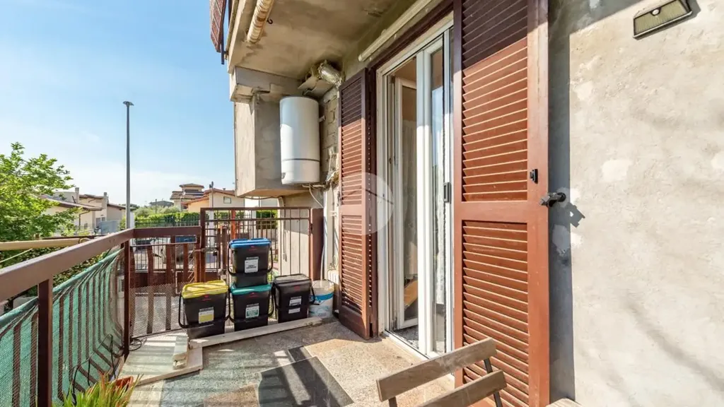 Rõdu - Rusticated Triplex with Balcony in Frascati
