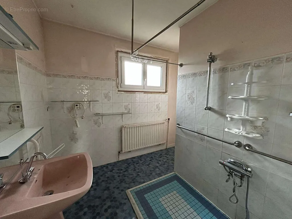 Salles de bain - Maison avec Vue Dégagée sur les Hauteurs de Darney