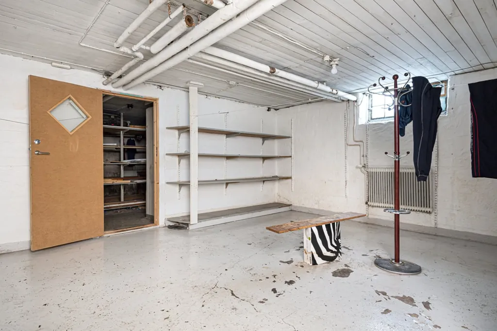 Garage - Apartment with Shop Potential in Central Junsele